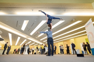 Messe Nürnberg maßgeschneiderte Choreo für Zielgruppe Altenpflegemesse, Foto: Daniel George